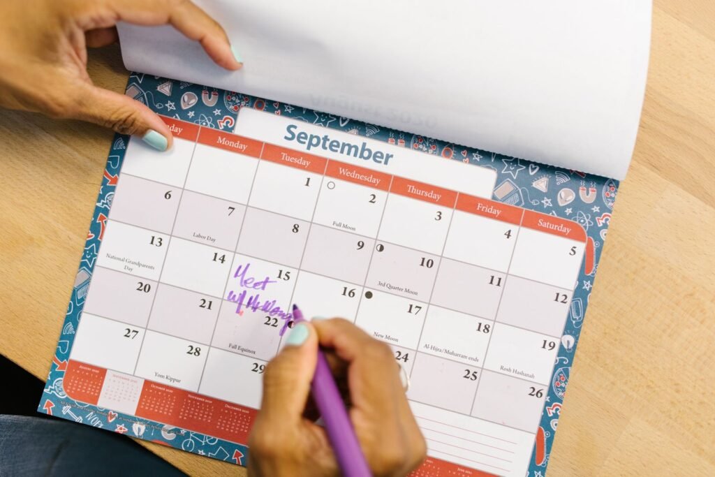 Pessoa marcando dias em um calendário de mesa