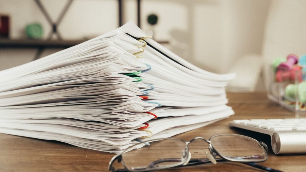 Pilha de documentos sobre uma mesa de escritório